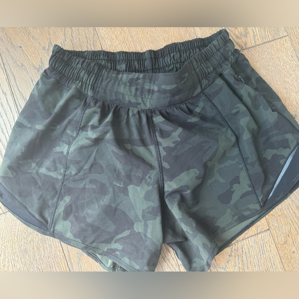 Lululemon HOTTY Hot low rise 4” dark green camouflage shorts size 6 - Picture 4 of 4